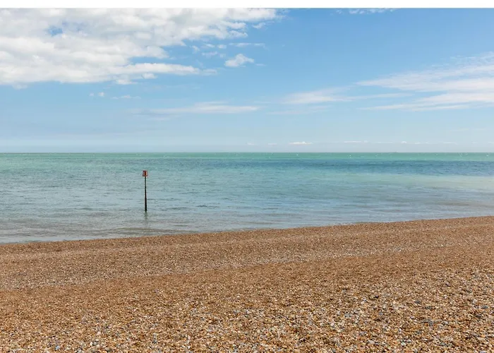 Victoria Cottage-Seconds To Beach-Pet Friendly- Easy Parking- Self Check In-Sleep 6 People-Minutes Walk To All Amenities
