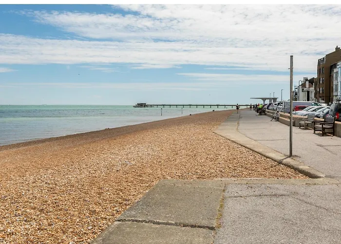 Victoria Cottage-Seconds To Beach-Pet Friendly- Easy Parking- Self Check In-Sleep 6 People-Minutes Walk To All Amenities