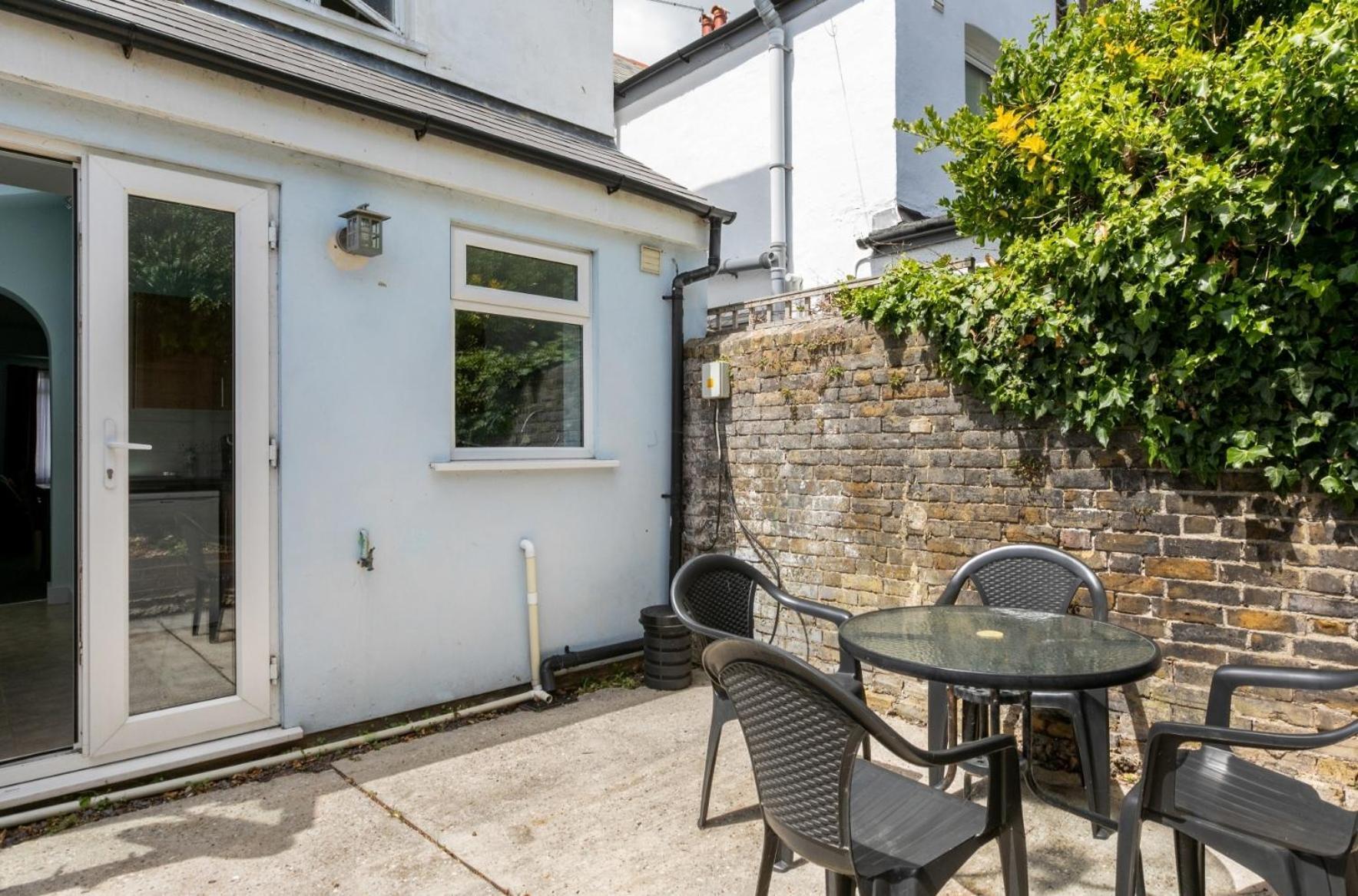 Victoria Cottage-seconds To Beach-pet Friendly- Easy Parking- Self Check In-sleep 6 People-minutes Walk To Amenities Holiday home Deal