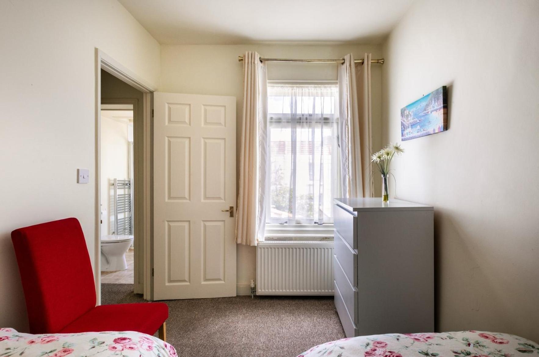 Victoria Cottage-seconds To Beach-pet Friendly- Easy Parking- Self Check In-sleep 6 People-minutes Walk To Amenities Holiday home Deal