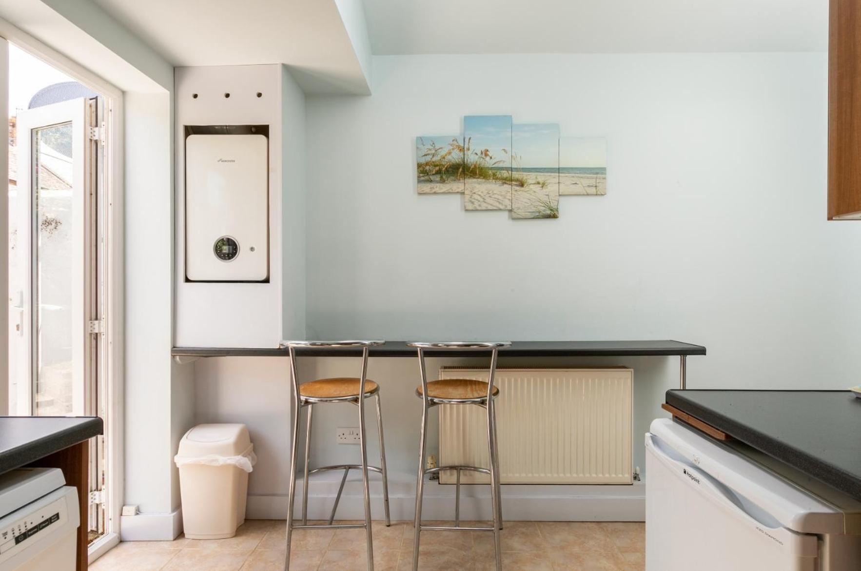 Victoria Cottage-seconds To Beach-pet Friendly- Easy Parking- Self Check In-sleep 6 People-minutes Walk To Amenities Deal
