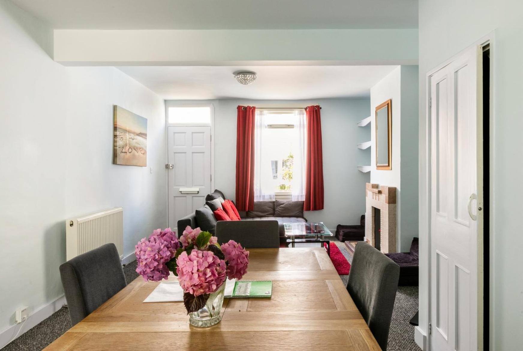 Victoria Cottage-seconds To Beach-pet Friendly- Easy Parking- Self Check In-sleep 6 People-minutes Walk To Amenities Holiday home *