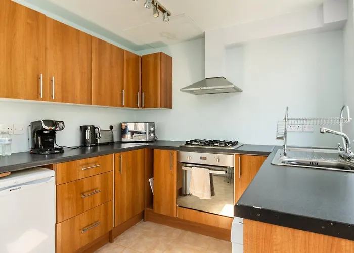 Victoria Cottage-Seconds To Beach-Pet Friendly- Easy Parking- Self Check In-Sleep 6 People-Minutes Walk To All Amenities
