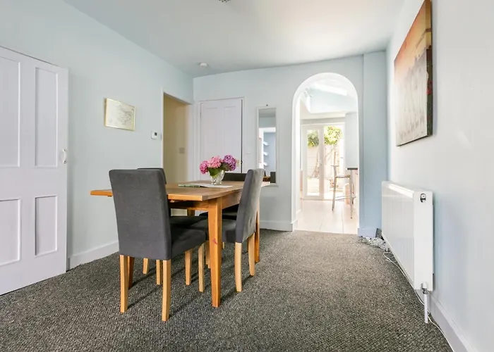 Victoria Cottage-Seconds To Beach-Pet Friendly- Easy Parking- Self Check In-Sleep 6 People-Minutes Walk To All Amenities