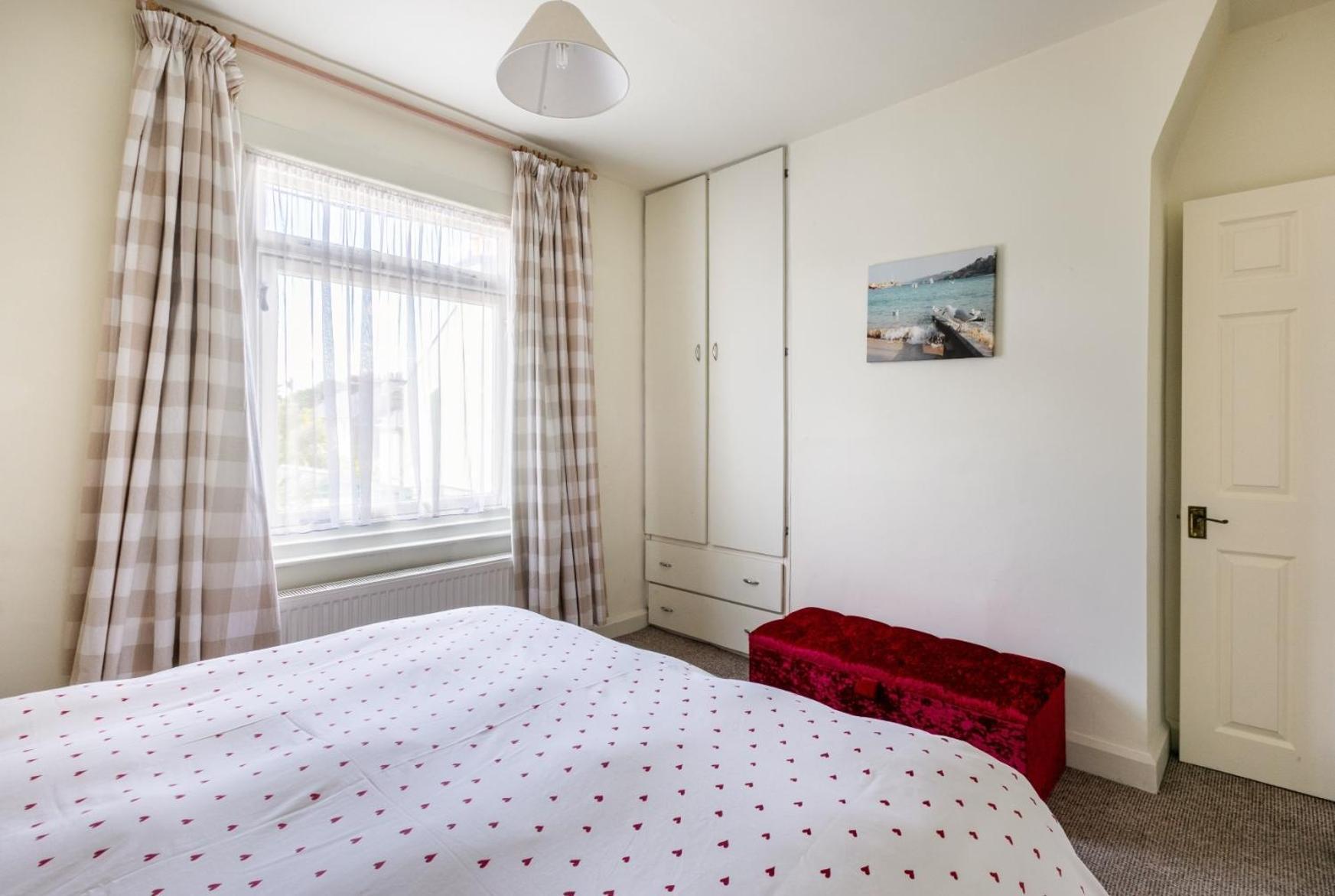 Victoria Cottage-seconds To Beach-pet Friendly- Easy Parking- Self Check In-sleep 6 People-minutes Walk To Amenities *