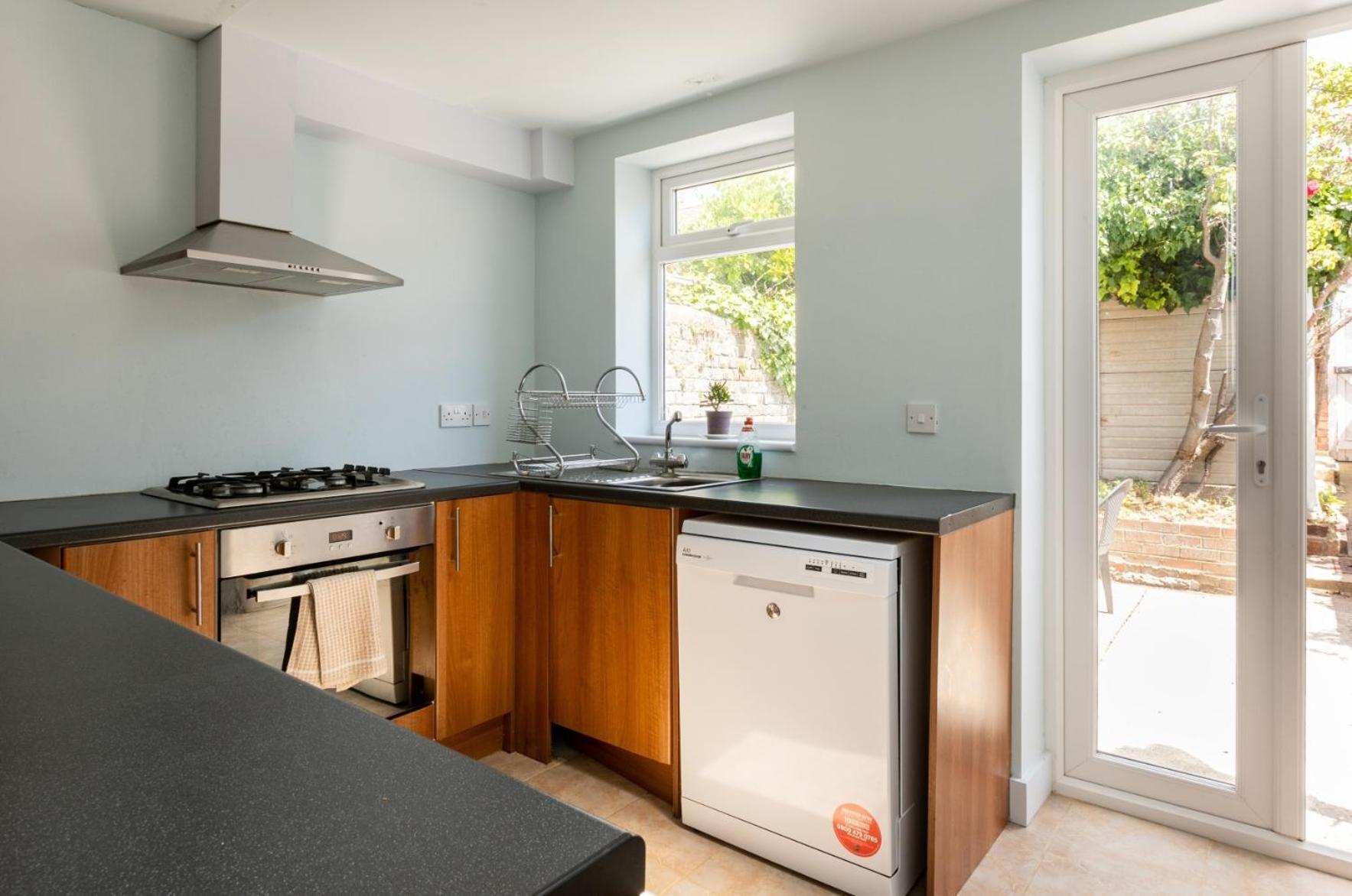 Victoria Cottage-seconds To Beach-pet Friendly- Easy Parking- Self Check In-sleep 6 People-minutes Walk To Amenities * Deal