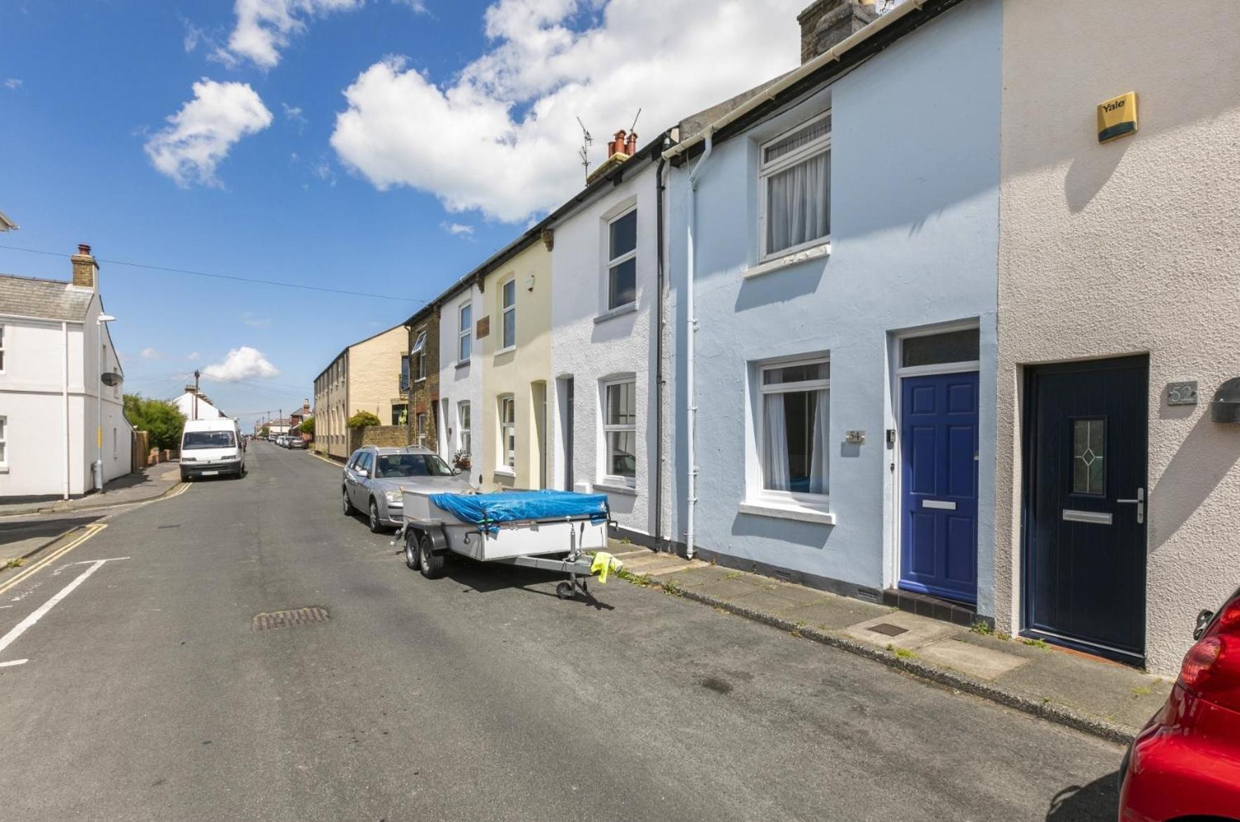 Victoria Cottage-seconds To Beach-pet Friendly- Easy Parking- Self Check In-sleep 6 People-minutes Walk To Amenities *